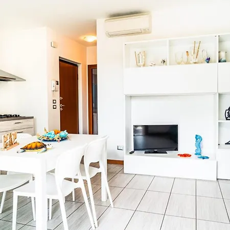 Tastefully Furnished Flat With Pool And Area Appartement Bibione