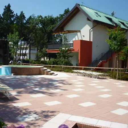 Tastefully Furnished Flat With Pool And Area * Bibione